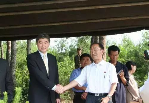2008年6月27日，在朝鲜核工业重地宁边，美国国务院官员金成（左）和朝鲜原子能研究院核保障处处长李英浩在冷却塔爆破后握手。