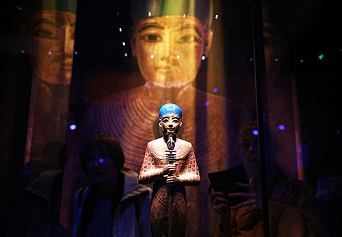 在法国巴黎，人们在图坦卡蒙墓葬展上参观。（新华社）