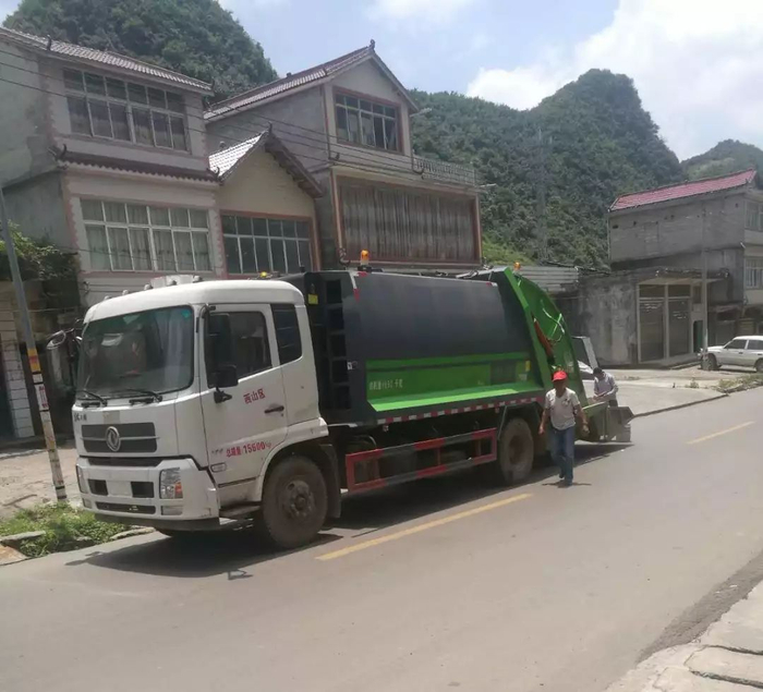 垃圾车司机老蒋每天收集镇上的垃圾，倾倒进垃圾场。新京报记者王双兴&nbsp;摄