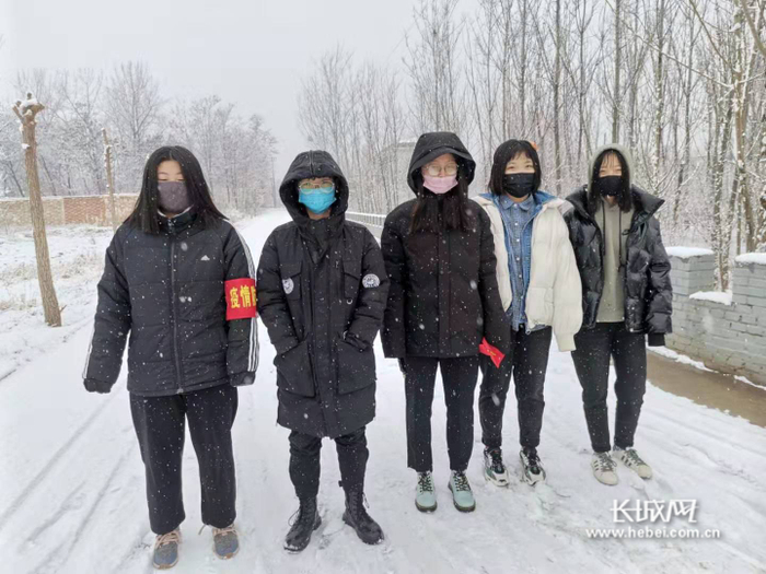 东加录村大学生志愿服务队雪天巡逻。李光宇供图