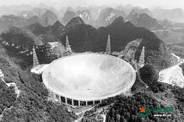 空中俯视“中国天眼”。张曦 供