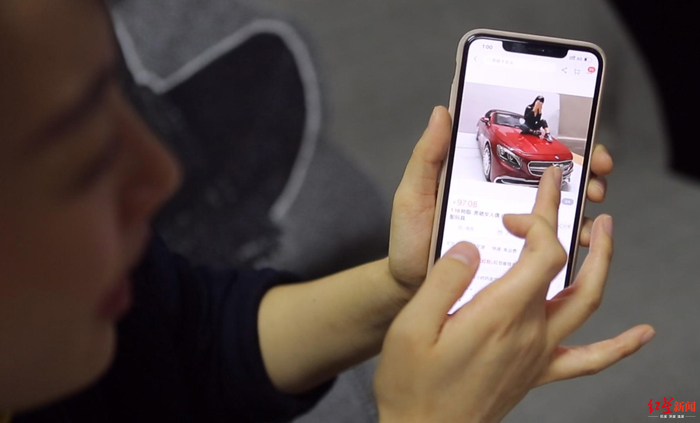 ▲ 薛春艳展示树脂模型手办。