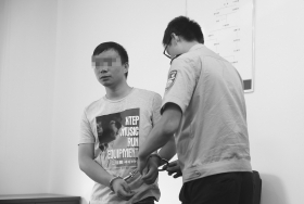 6月27日，天心区法院执行局抓捕到一名打伤乘客拒付医疗费的网约车司机。图/记者陈正