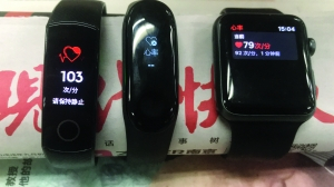 在一卷报纸上，除了小米手环，苹果和华为都测出了心率 现代快报/ZAKER南京记者 蔡梦莹 摄