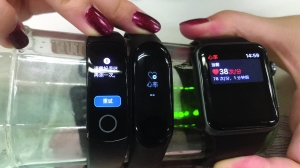 在玻璃杯上，只有苹果手表测出了心率 　　