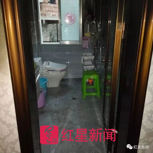 ▲小方家属认为，厕所可以从容逃生&nbsp;&nbsp;受访者供图