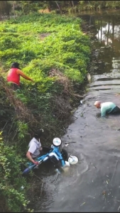 何友毅老人救人现场（视频截图）。