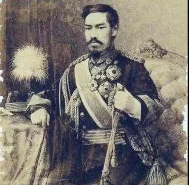 （图为明治天皇，名睦仁）