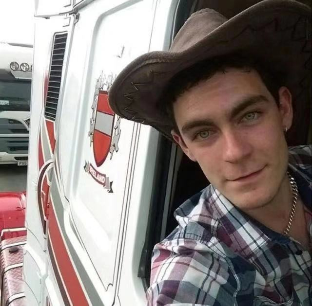 罗宾逊与卡车合影。图片来自网络