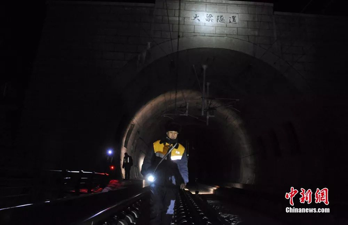 图为被誉为“世界高铁第一高隧”的大梁隧道。杨艳敏 摄