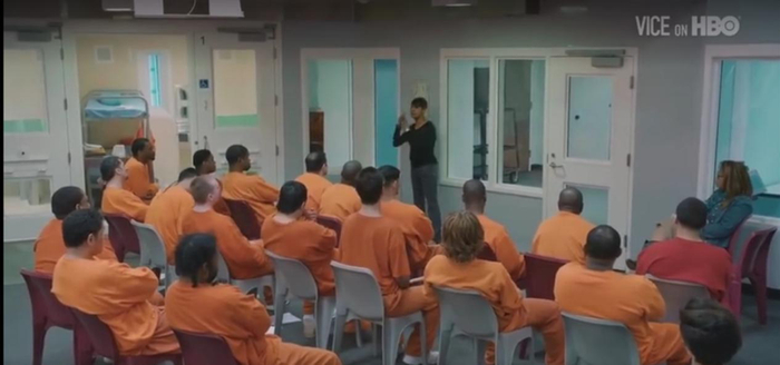 美国家暴幸存者在监狱中和家暴者进行交流