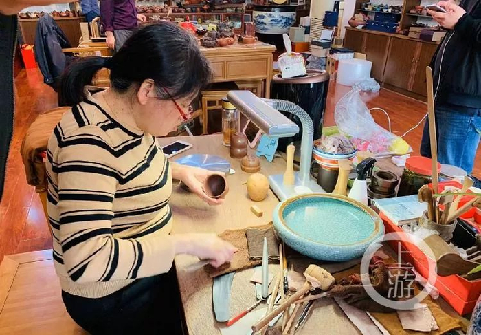 ▲11月21日，江苏宜兴丁山陶瓷市场，一名陶瓷艺人正在制作紫砂茶杯。摄影/上游新闻记者 时婷婷