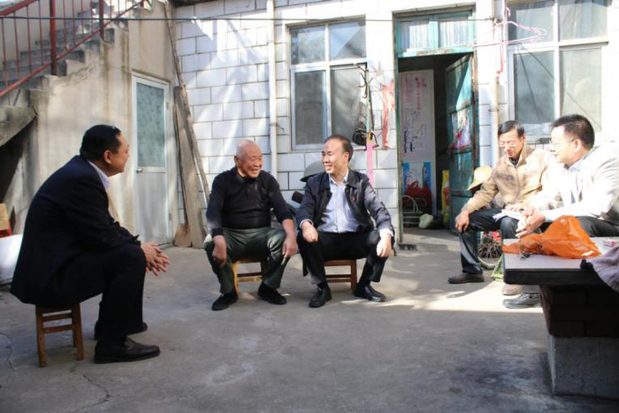  日前，河南省鹤壁市纪委监委负责同志带队到小庄社区进行调研，听取群众扫黑除恶、惠民政策落实等工作意见建议。（卢家杰 摄）