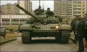 　　立陶宛宣布独立不到一年，苏联坦克开上立陶宛首都街头