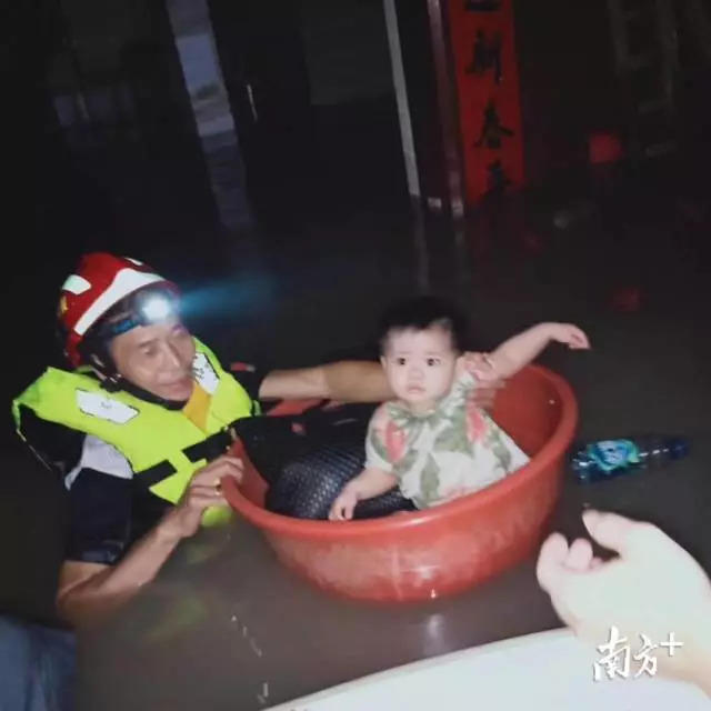  ▲安和救援队将婴童成功救出。