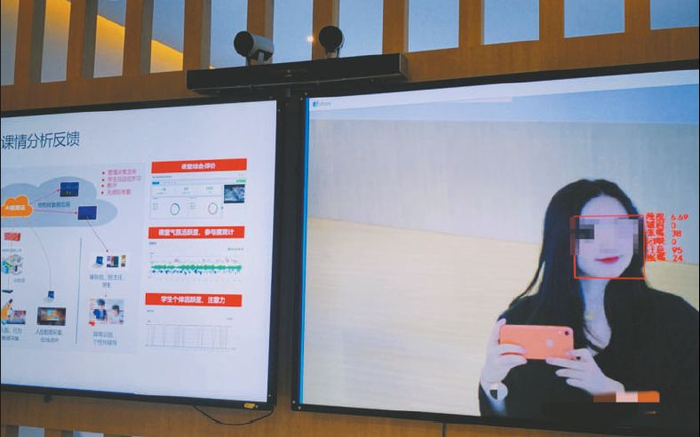 　记者体验某公司智慧课堂人脸识别技术相关系统。&nbsp; 新京报记者 程平 摄