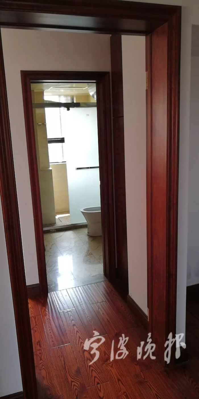 　站在卧室里，可以看见淋浴房的动态