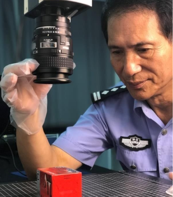 何海明用光谱成像技术拍摄潜血指印