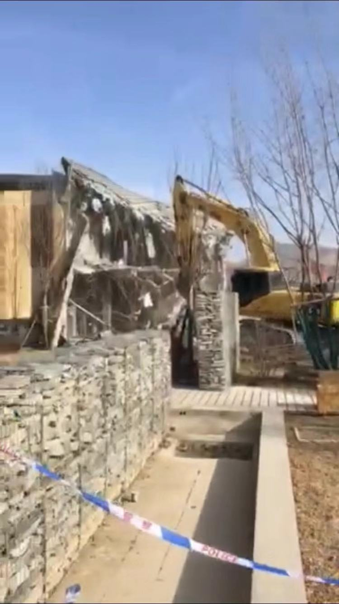 2月24日，长城脚下饮马川部分建筑正在被拆除，据滦平县政府方面相关负责人称因为无相关环评手续。图片来自报料者视频截图。