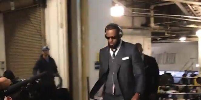 詹姆斯送全队西装与皮包的总花费接近80万美