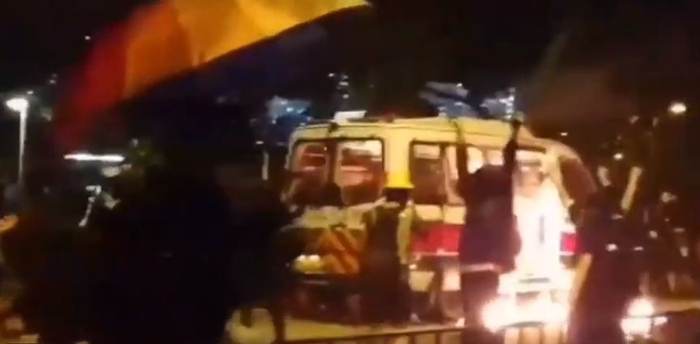  暴徒点燃警车（港媒截图）