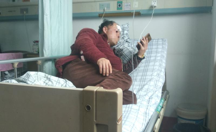 3月23日，成都市第一人民医院。伤者陈康（化名）侧躺在病床休息。新京报记者 潘闻博 摄
