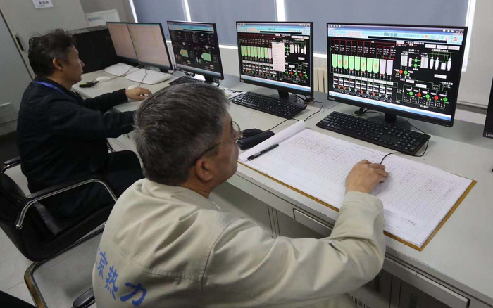 控制室内，工作人员正实时监控锅炉。摄影/新京报记者 王贵彬