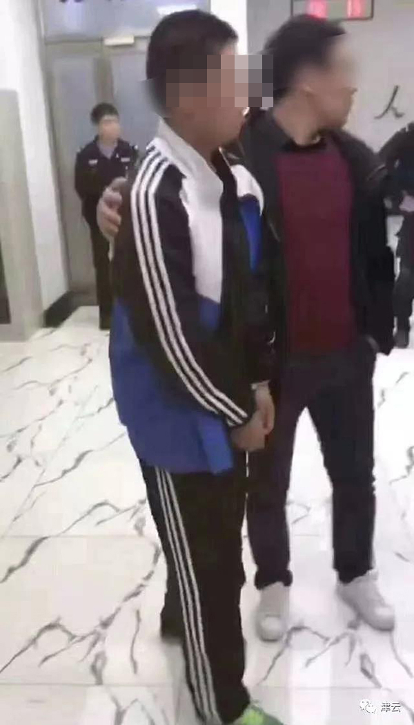 涉嫌杀害女孩的13岁男孩蔡某某（左一）