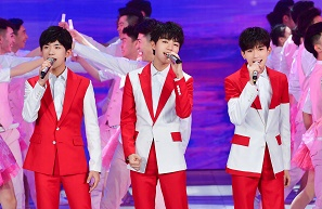 迪丽热巴、秦岚、景甜、江疏影、TFBOYS春晚造型 春晚直播截图 图片来源：网络截图