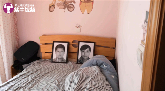 夫妻俩的遗照摆在床头，让人心情沉痛