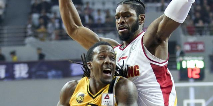 CBA季后赛争议一幕!裁判最后时刻抢戏,判罚踌