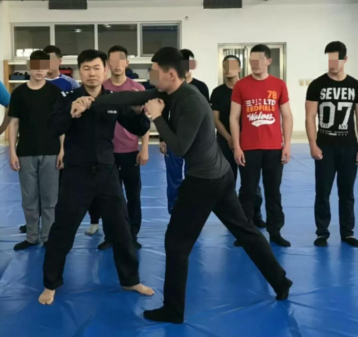 薛锐权在中国人民公安大学教学期间，给外国访学团讲解抓捕技术。受访者供图