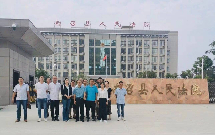  9月3日开庭后，被告人的辩护律师及亲人在南召县人民法院门口合影。受访者供图