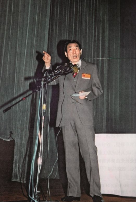 1988年4月25日，朱镕基在上海市九届人大一次会议上讲话。