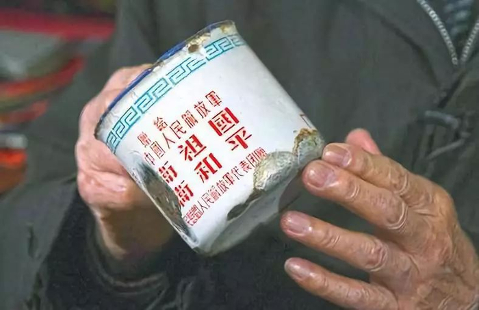 △张富清用过的搪瓷缸补了又补