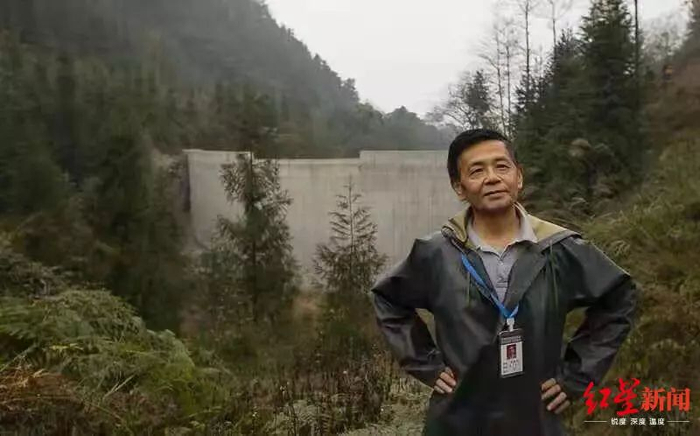  △张晓清在斯栗村留影。受访者供图