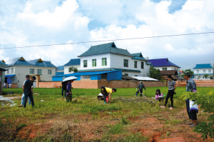  被陨石砸中的岩香开家，周围引来很多寻找陨石的人。