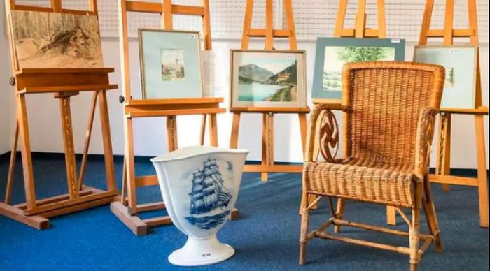 拍卖会上与希特勒有关的全部拍卖品，图片来自法新社。