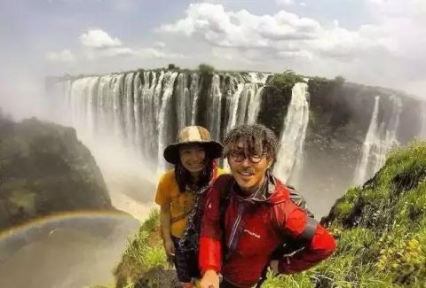 想要带她环游世界的想法:「从学生时期就一直很喜欢背包客的旅行方式
