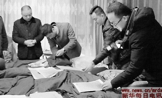 　　1月22日，警方在杨志伟家中固定部分证据。　（图片由受访者提供）