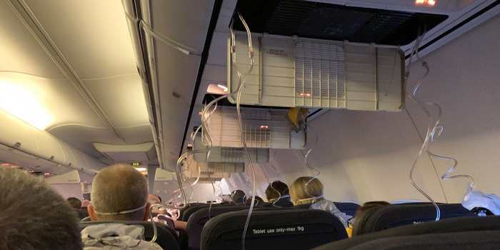 图:澳航客机客舱失压氧气面罩掉落 紧急备降堪培拉 图片来源:推特