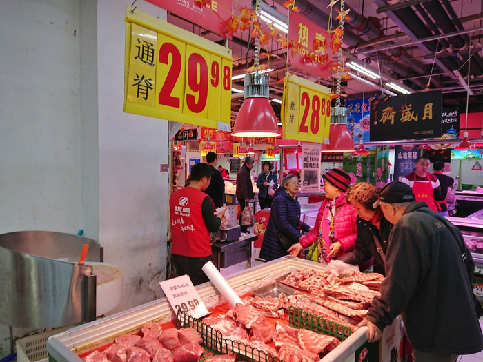 今天上午，物美大卖场玉蜓桥店，冷冻黑猪腔排29.98元一斤。