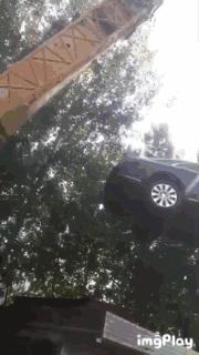 2017年5月，河南郑州郊区，租车公司用吊车将被困于二抵公司的车辆追回。