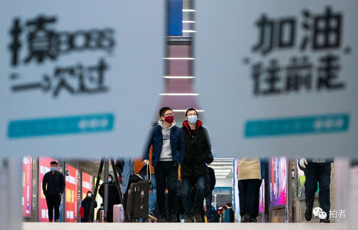 △ 3月28日，汉口火车站，乘坐火车抵达武汉的旅客走向出站口。