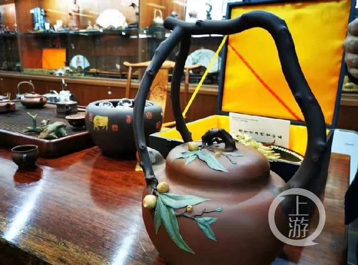 ▲代加工的提篮壶售价仅7300元，但冠以大师名号售价可达十几万元。摄影/上游新闻记者 时婷婷