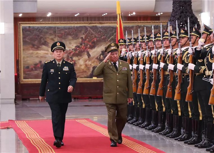  11月23日下午，国务委员兼国防部长魏凤和在八一大楼与来访的古巴共产党中央政治局委员、革命武装力量部部长辛特拉举行会谈。会谈前，魏凤和为辛特拉举行欢迎仪式，并陪同检阅中国人民解放军三军仪仗队。李晓伟 摄