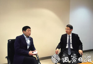 图为长城汽车董事长魏建军（左）接受《证券日报》记者采访