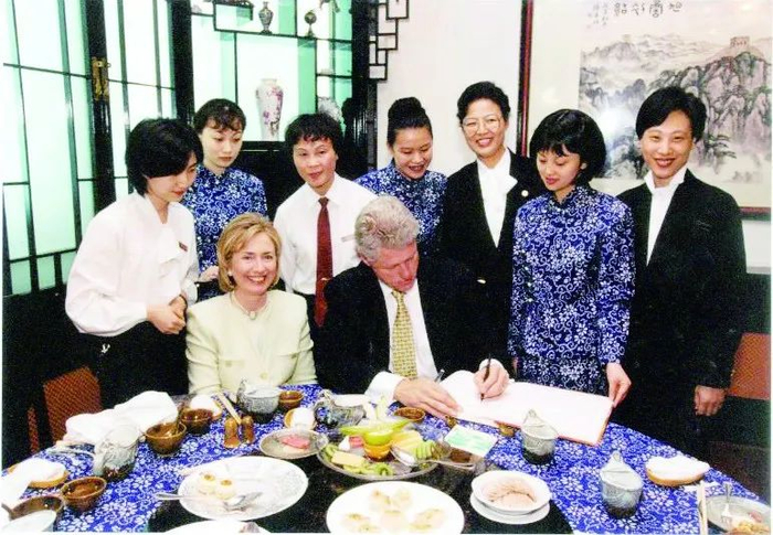 △克林顿访华时也练过如何使用筷子