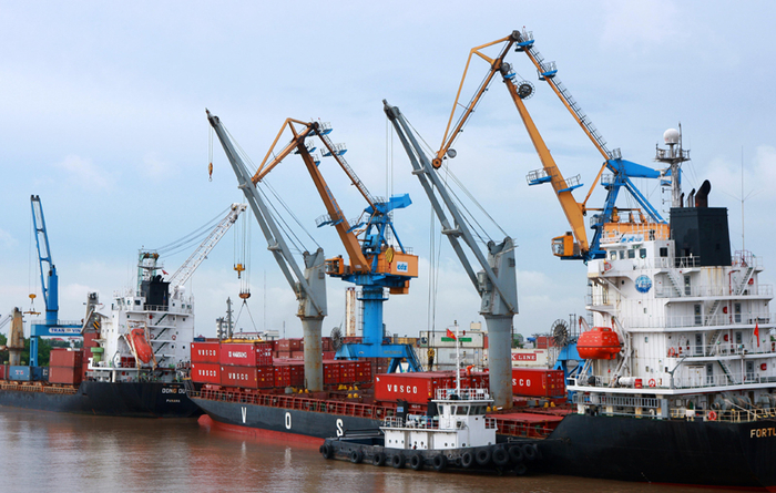 　正在越南海防港装卸的货物