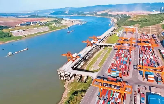 　　中国与新加坡在重庆果园港片区打造的中新多式联运基地，为“陆海新通道”提供了多式联运产业载体。2017年年底，首列从重庆果园港始发的中欧班列开行，中欧国际货运大通道与长江黄金水道无缝衔接。重庆果园港航拍图。&nbsp;张锦辉摄